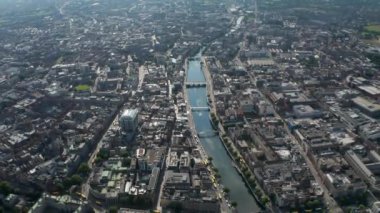 Liffey Nehri 'nin şehirde sakince akan panoramik görüntüleri. Yükseklikten büyük bir kasaba. Dublin, İrlanda