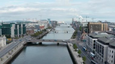Liffey nehrinin üzerinden uçup şehrin içinden geçiyor. Duvarları birbirine bağlayan birden fazla köprü. Dublin, İrlanda