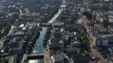 Kasabadaki aracın kaydırağını çek. Liffey nehri Four Courts binasının etrafında akıyor. Dublin, İrlanda