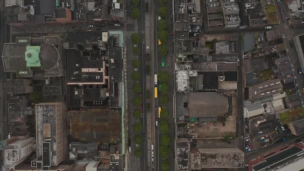 Vzdušné ptáci oko shora dolů panning pohled na širokou ulici vedoucí ke křižovatce. Auta a autobusy projíždějí městem. Dublin, Irsko — Stock video
