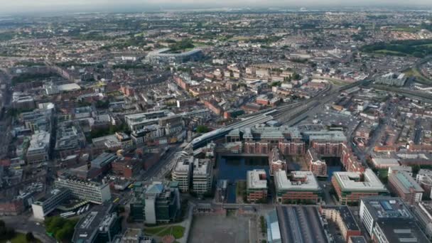 Kentsel mahallenin kamera görüntülerini kaydır. Connolly tren istasyonunun havadan görünüşü ve eski rıhtımlardaki binalar. Dublin, İrlanda — Stok video