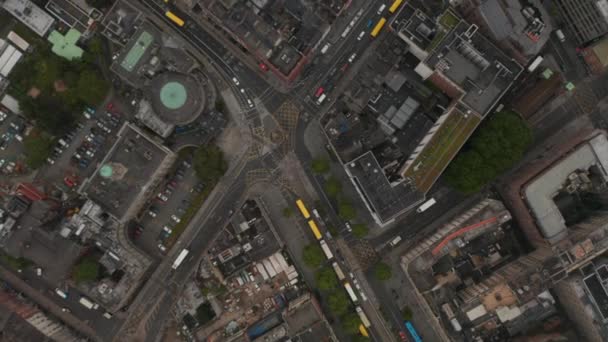 Luchtvogels oog boven hoofd naar beneden panning uitzicht op het verkeer in de straten rond Parnell Monument. Dublin, Ierland — Stockvideo