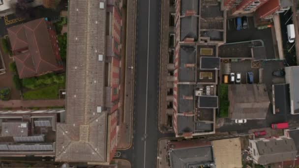 Pájaros aéreos ojo arriba hacia abajo panorámica vista de la calle en la ciudad. Vista de ángulo alto del barrio urbano. Dublín, Irlanda — Vídeos de Stock