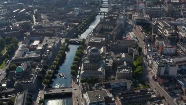 Diapositive et panoramique de rover en ville. La rivière Liffey coule autour du bâtiment Four Courts. Dublin, Irlande — Video