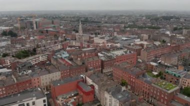 Kentsel mahallenin havadan panoramik görüntüsü. Sokak boyunca tuğlalı evler. Dublin, İrlanda