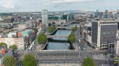 Liffey nehrinin üzerinde çeşitli köprülerle ilerliyorlar. Araçlar nehri geçiyor. Dublin, İrlanda