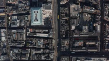 Gökyüzü kuşları tepeden aşağıya Parlamento Binası 'ndaki caddelerin manzarasını izliyorlar. Dublin, İrlanda