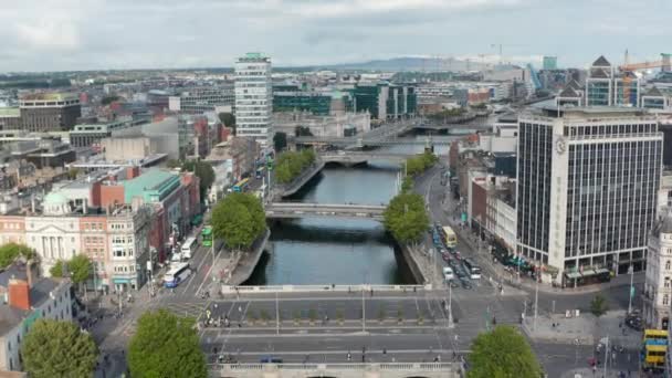 Adelante volar por encima del río Liffey con varios puentes. Vehículos cruzando el río. Dublín, Irlanda — Vídeo de stock