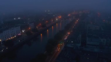 Night City 'nin hava görüntüleri. Liffey nehri üzerinde sisli bir akşam ve aydınlatılmış deniz kenarları. Dublin, İrlanda
