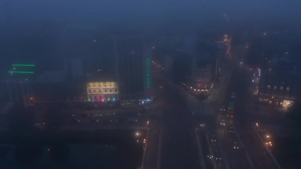 Vista deslizante aérea do aterro e dos veículos que dirigem na ponte de OConnell. Visibilidade limitada devido ao tempo nebuloso. Dublin, Irlanda — Vídeo de Stock