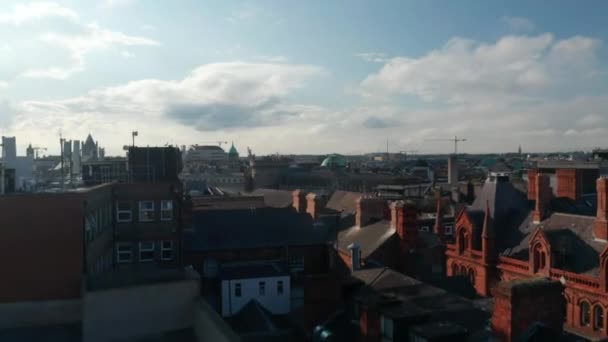 Tylnie schodzące ujęcie historycznego miasta, lądujące na dachu parkingu. Popołudniowe słońce z długimi cieniami. Dublin, Irlandia — Wideo stockowe