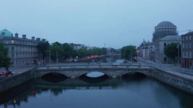 Gün batımından sonra şehir merkezindeki Liffey nehrinin üzerinden uç. Baraj yollarında akşam trafiği. Dublin, İrlanda