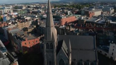 Eski taş kilisenin yörüngesinde. Yüksek kulesi olan dini binanın havadan görünüşü. Dublin, İrlanda