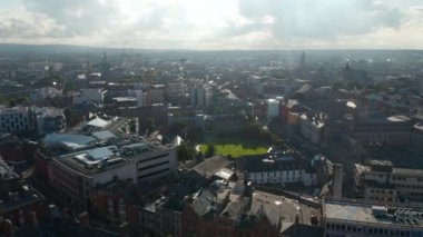Kasabanın güneş ışığına karşı kayan ve çekilen görüntüsü. Şehir merkezindeki binaların havadan panoramik görüntüsü. Dublin, İrlanda