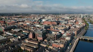 Liffey nehri yakınlarındaki şehir merkezindeki çeşitli binaların hava panoramik görüntüleri. Kırmızı tuğlalı cephe. Dublin, İrlanda