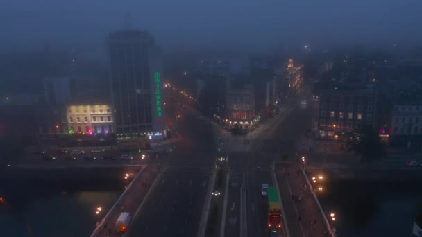 Absteigendes Filmmaterial von beleuchteten Straßen an der OConnell Bridge. Nebliger Abend in der Innenstadt. Dublin, Irland — Stockvideo