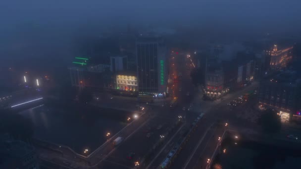 Diapositiva y panorámica del paseo marítimo del río Liffey y el tráfico en el puente OConnell. Visibilidad limitada debido al tiempo de niebla. Dublín, Irlanda — Vídeos de Stock