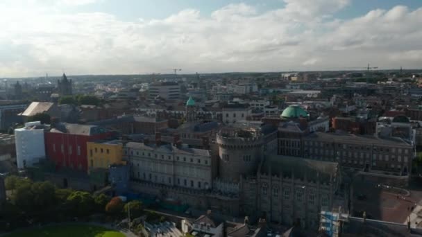 Слайд і сковорода дублінського замкового комплексу. Повітряний вид на історичні будівлі в місті. Дублін. — стокове відео