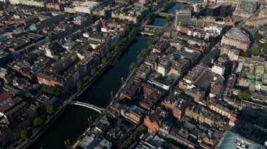 Liffey nehri boyunca öğleden sonra güneşinde şehrin hava manzarası. Şehir manzarasını yukarı kaldır. Dublin, İrlanda