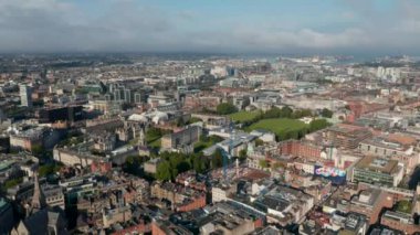 Sermaye merkezinin hava panoramik görüntüleri. Tarihi üniversite binaları ve Trinity Koleji 'nin yeşil parkı. Dublin, İrlanda