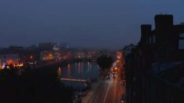 Akşamları baraj yolunun üzerinde ilerliyorlar. Liffey nehri kıyısı sokak lambalarıyla aydınlandı. Dublin, İrlanda
