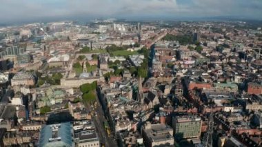Şehrin tarihi parkının üzerinde uç. Parlak öğleden sonra güneşinde eski binaların ve caddenin havadan görünüşü. Dublin, İrlanda
