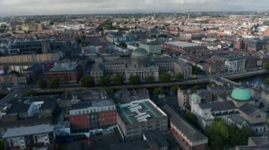 Şehir merkezindeki binaların havadan panoramik görüntüsü. Liffey nehri saray binalarının etrafında akıyor. Dublin, İrlanda