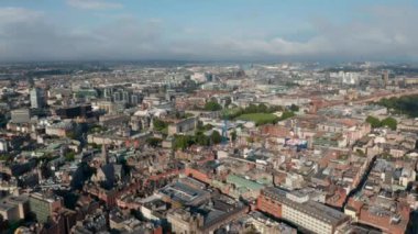 İleri, şehrin üzerinde uçar. Şehir merkezindeki çeşitli binaların hava panoramik görüntüleri. Dublin, İrlanda