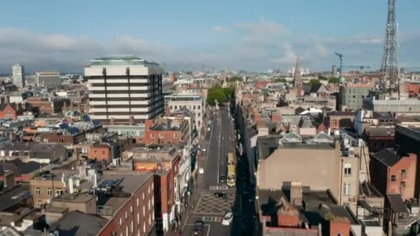 Dopředu létat nad ulicí v centru města. Nízký provoz a lidé přecházející silnici. Slunečný den ve městě. Dublin, Irsko — Stock video