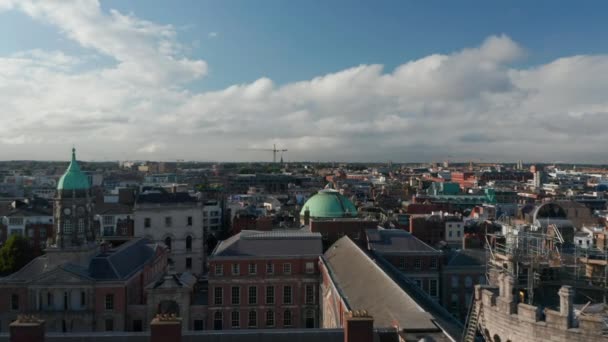 Do przodu latać nad Dublin kompleks zamkowy i budynek ratusza. Miasto oświetlone jasnym popołudniowym słońcem. Dublin, Irlandia — Wideo stockowe