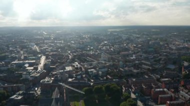 İleri, şehrin üzerinde uçar. Şehirdeki binaların güneş ışığına karşı panoramik görüntüsü. Dublin, İrlanda