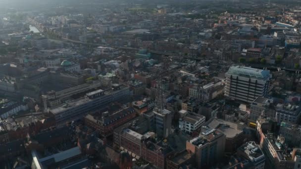 Vlieg boven de stad. Tilt down shot van hoge truss communicatie toren op met verschillende antennes gebouw dak. Dublin, Ierland — Stockvideo