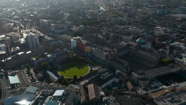 Vista panorámica e inclinación de la ciudad desde lo alto. Vista panorámica aérea del centro de la ciudad contra el sol de la tarde. Dublín, Irlanda — Vídeos de Stock