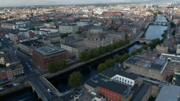 Deslice y la sartén del edificio en el paseo marítimo del río Liffey. Edificio histórico de cuatro cortes con gran cúpula. Dublín, Irlanda — Vídeos de Stock