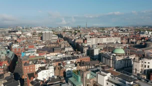 Imagens aéreas do desenvolvimento da cidade. Voe acima dos telhados do edifício no centro da cidade no dia ensolarado. Dublin, Irlanda — Vídeo de Stock