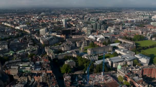 Luftaufnahme des Trinity College Komplexes. Historische Universitätsgebäude rund um den Parlamentsplatz. Dublin, Irland — Stockvideo