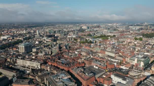 Vista panoramica aerea sul centro della città. Storico centro commerciale in mattoni rossi in stile vittoriano. Dublino, Irlanda — Video Stock