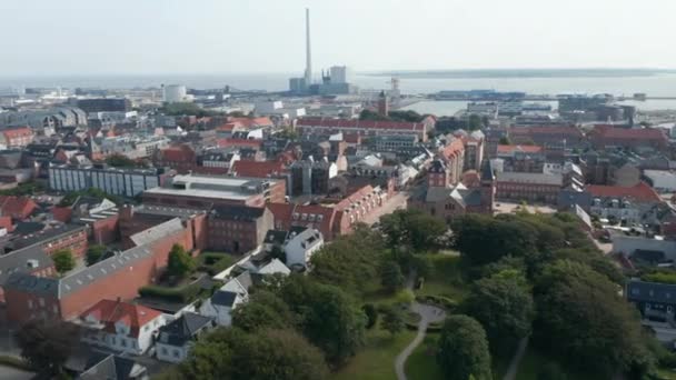 Vista aérea de la ciudad de Esbjerg en Dinamarca con característico edificio de pared de ladrillo. Hacia atrás revelando el puerto, uno de los más grandes del Mar del Norte — Video de stock © 21AERIALS #520287056