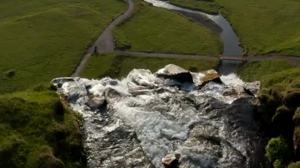 Vista deslumbrante do olho de pássaro da cachoeira Skogafoss na Islândia. Vista aérea da bela e majestosa cachoeira vista de cima. Incrível na natureza — Vídeo de Stock