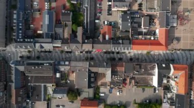 Danimarka 'nın Esbjerg kentindeki şehir sokakları kuşların gözünden görünüyor. Tepede yavaşça uç. Yaya gibi yürü. Yolda yürü ve otoparkta arabanı park et.