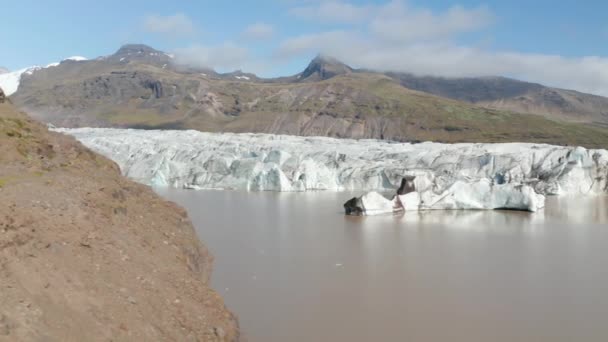 İzlanda, Vatnajokull Ulusal Parkı 'ndaki Jokulsarlon Buzul Gölü' nde yüzen buzdağlarının hava görüntüsü. Büyük buz blokları olan buzullar ana buzullardan eriyor ve çatlıyor. — Stok video