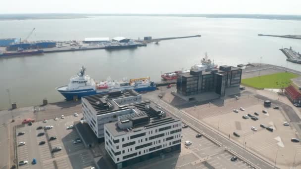 Kuzey Denizi 'nin en büyük limanlarından biri olan Esbjerg limanının hava manzarası. Rıhtımda iş ve lojistik ihracatı için bekleyen kargo gemisinin yüksek açılı görüntüsü — Stok video