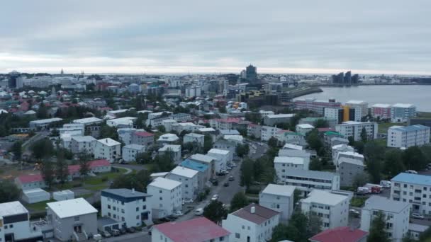 아이슬란드 의수 도이며 가장 큰 도시 인 레이캬비크 의육 상 사진. 다채 로운 지붕 과만 과해 안 선 이 있는 도시 의집들 이 카메라로 천천히 돌아가는 모습을 한눈에 볼 수있다 — 비디오