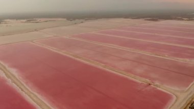 Deniz tuzu çıkartmak için gölet sisteminin hava görüntüleri. Dikdörtgen sanayi göllerinin pembe rengi. Las Coloradas, Yucatan, Meksika