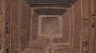 Gökyüzü kuşları piramidin tepesinden aşağıya doğru yükseliyor. Merkezin etrafındaki simetrik kareler. Mimari açıdan önemli Mezoamerikan piramitleri, Teotihuacan, Meksika