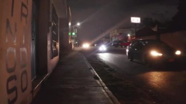 Şehirdeki dar ve işlek caddede yürüyorum. Etrafta trafik vardı. Yayalara özgü bir bakış açısı. Valladolid, Meksika