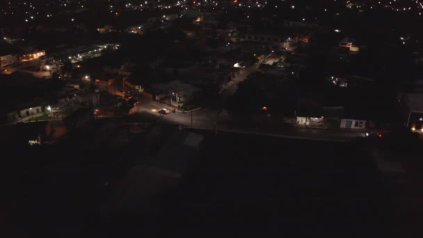 Di notte volano sopra il quartiere urbano. Auto che guidano per strade strette. Valladolid, Messico — Video Stock
