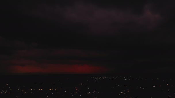 Повітряний панорамний вид нічного міста, десятки вуличних вогнів. Здалека гроза. Валладолід, Мексика. — стокове відео