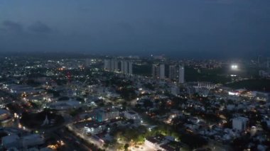 Geceleri şehir merkezinin hava panoramik görüntüleri. Arka planda apartman kompleksi olan uzun modern binalar. Cancun, Meksika