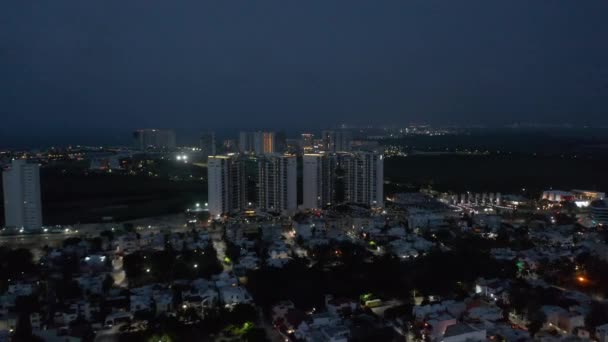 Передній зліт над нічним містом. Сучасні багатоквартирні будинки в розкішному житловому комплексі. Канкун (Мексика) — стокове відео